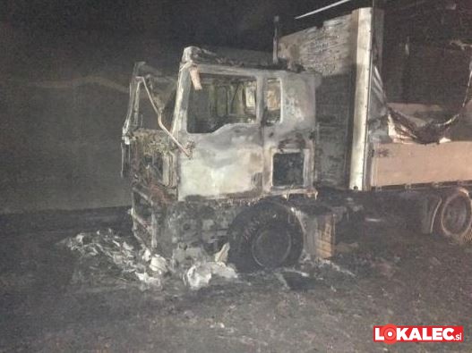 Včeraj zgodaj zjutraj je v predoru Jasovnik zgorel tovornjak. (FOTO: STA)