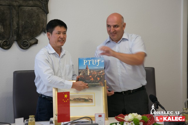 Wie Du, vodja delegacije iz Nanninga, je prejel sliko in knjigo o mestu Ptuj.