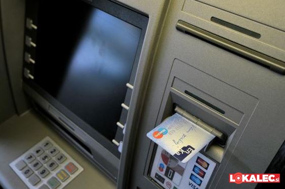 bankomat, bančna kartica foto: STA