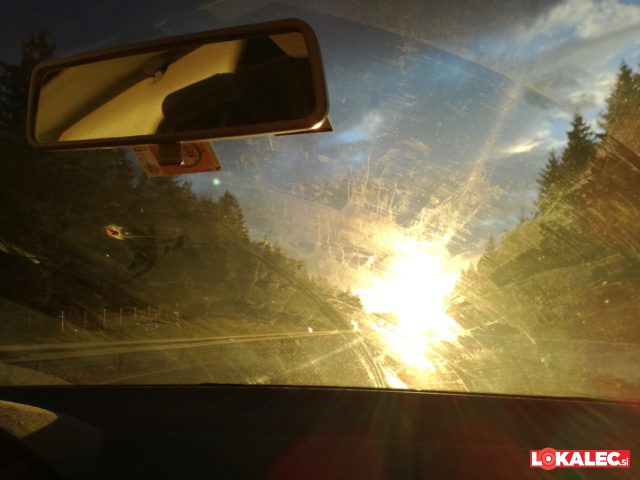 Sonce in madeži na vetrobranskem steklu lahko zaslepijo voznika.