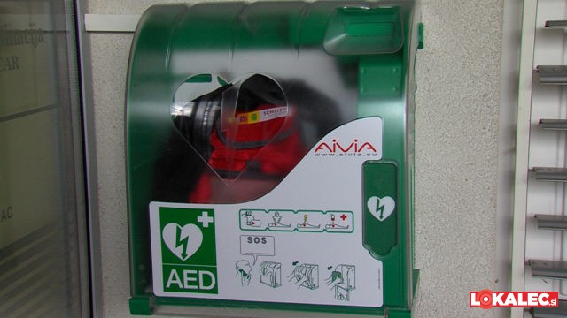 AED, avtomatski elektronski defibrilator na vhodu Zdravstvenega doma Ruše.