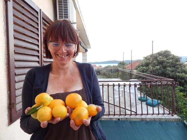 Metka na balkonu z nabranim, svežim sadjem.