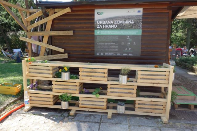 Postavljen prvi vrt v pilotnem projektu Urbana zemljina za hrano