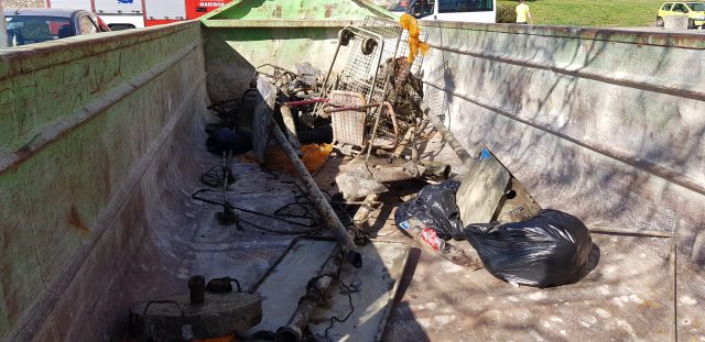 Smeti, ki so jih potapljači našli v Dravi. Foto: bralec T.F.