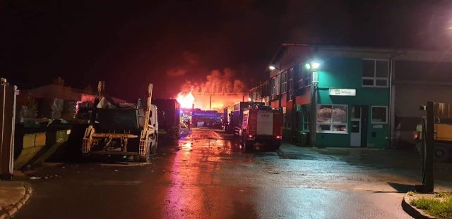 Požar v obratu za predelavo odpadkov v Lenartu. Vir: Facebook PGD Benedikt