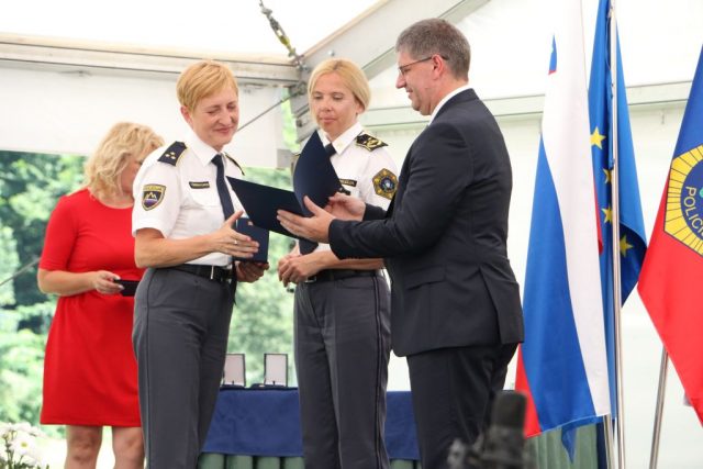 Tanja Žiberna Flakus prejela priznanje; FOTO: policija.si